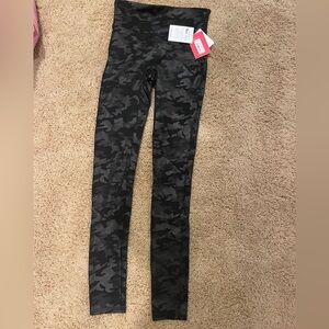 Spanx Black Camo Leggings - size xs
New with tags!